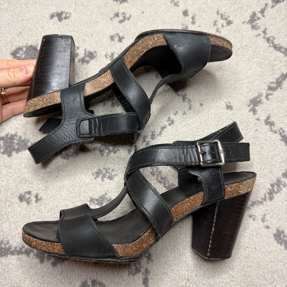 FRYE Silvia T Strap Dressy Strappy Black Leather Sandals Heels